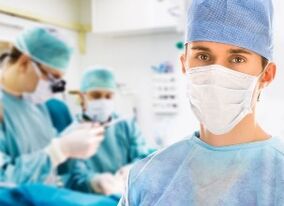 Plastični kirurg iz Izraela, ki načrtuje in izvaja rinoplastiko